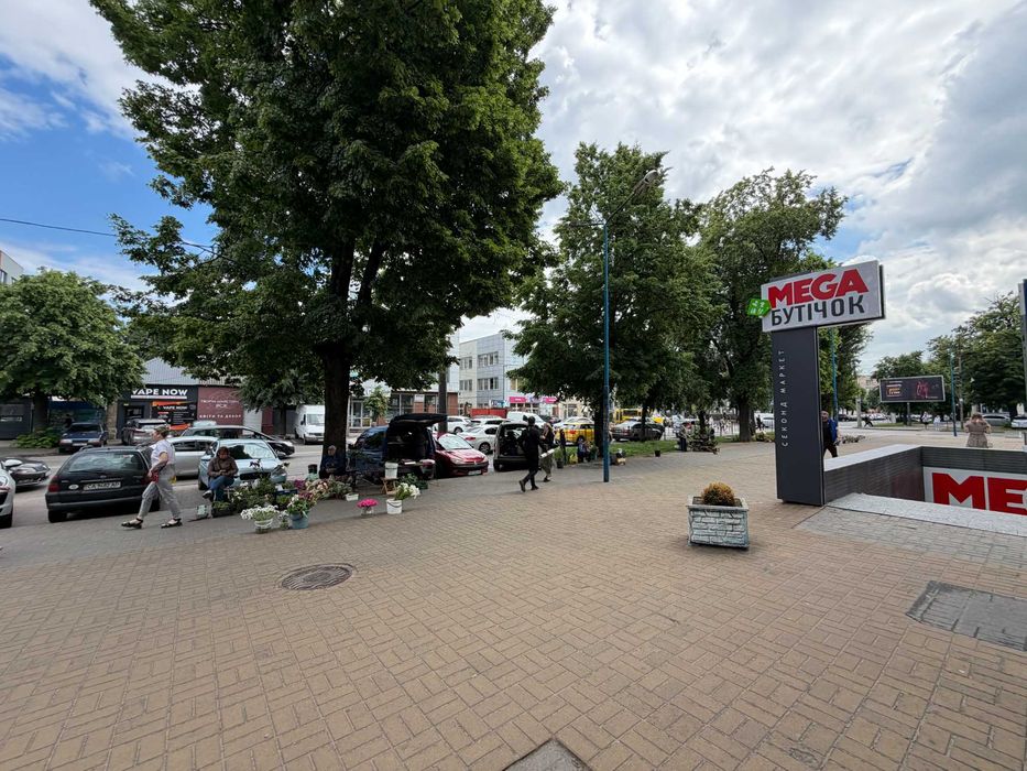Фасадне приміщення в центрі навпроти ринку
