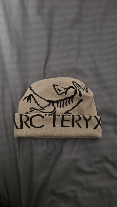 Czapka zimowa Arc'teryx beżowa z logo - stan bardzo dobry