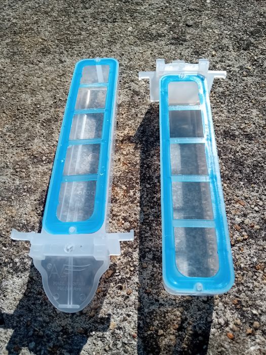 Vendo poleiros e comedouros em plástico