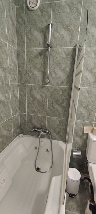 Móvel lavatório, resguardo banheira, torneiras, chuveiro