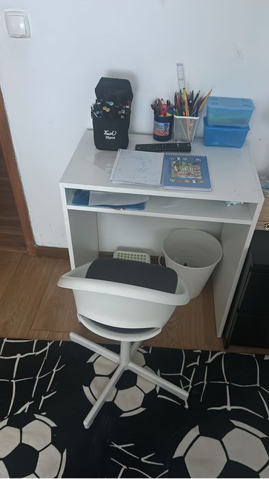 Mesa de escritorio com cadeira