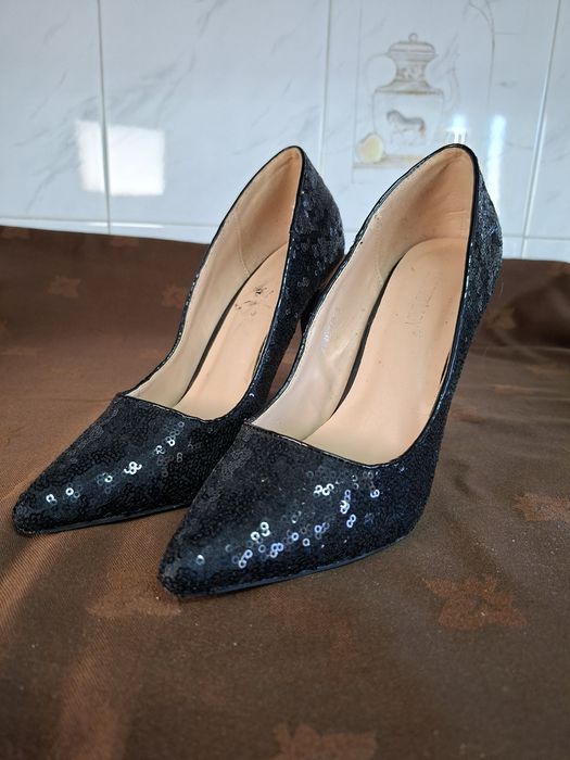 Sapatos pretos de salto alto com lantejoulas – elegantes/festa