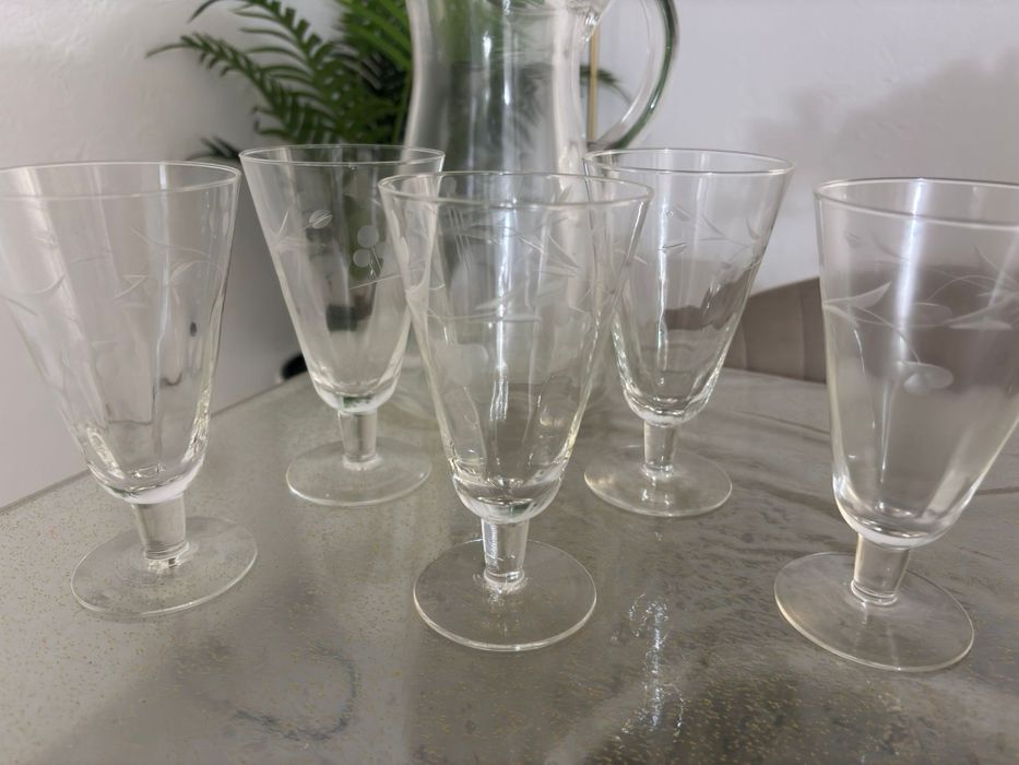 Conjunto de Copos e Taças em Vidro Gravado — 17 peças