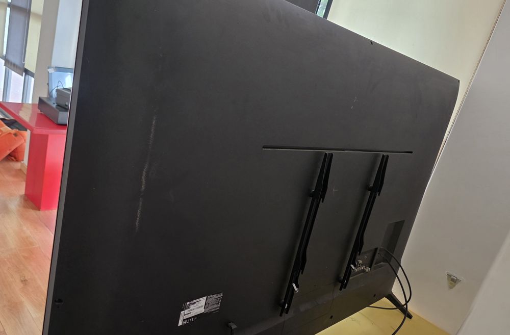 TV LG 70 polegadas com  Suporte para parede