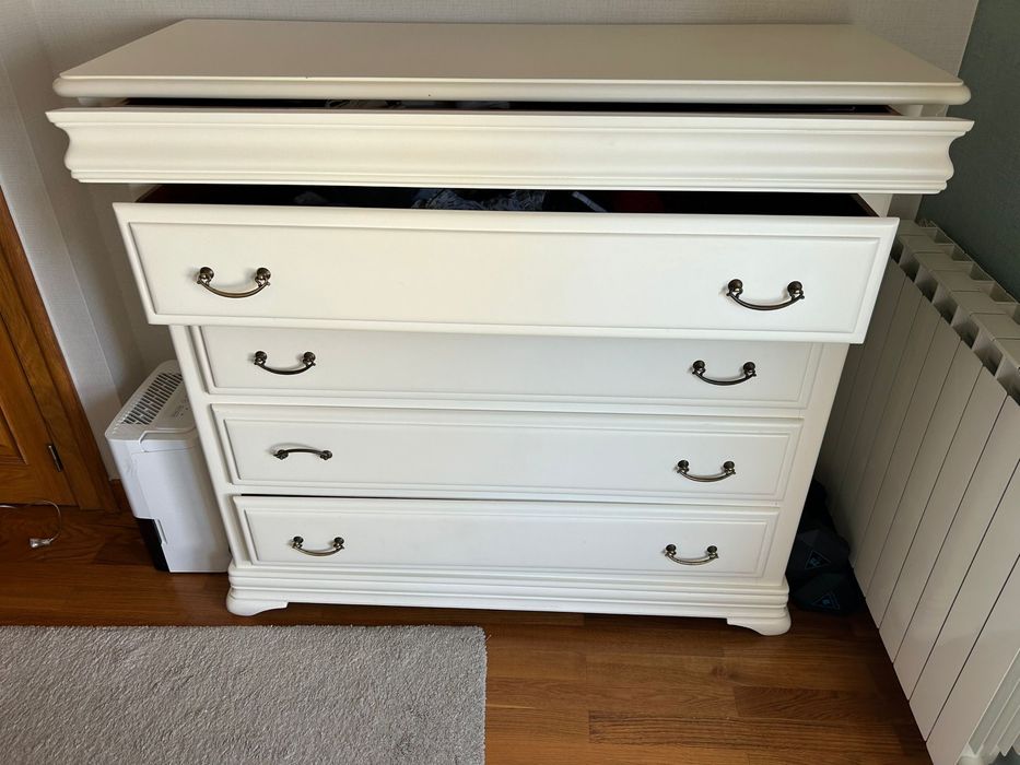 Mobilia de quarto em  madeira maciça