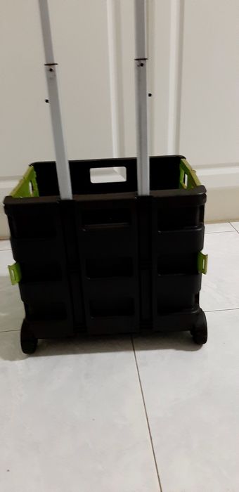 Caixa de armazenamento dobravel com rodas