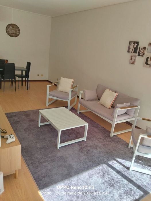 Jogo de sofas completo com mesa de centro e tapete