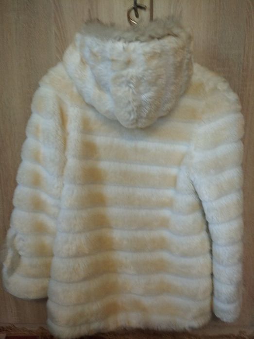 Шубка с капюшоном.