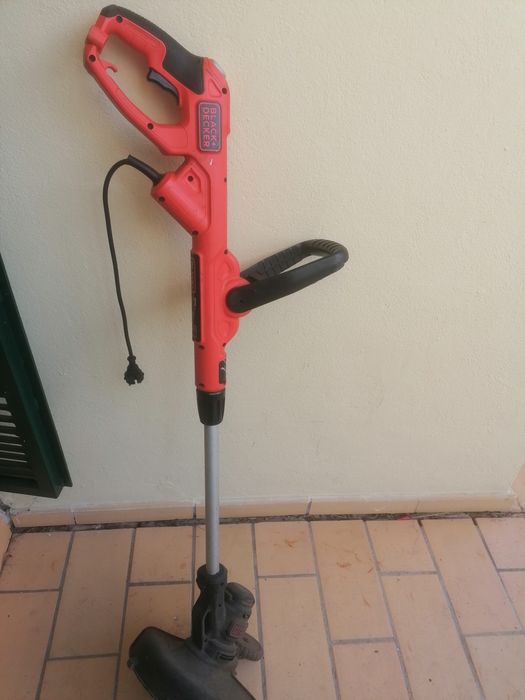 Máquina de cortar e aparar relva