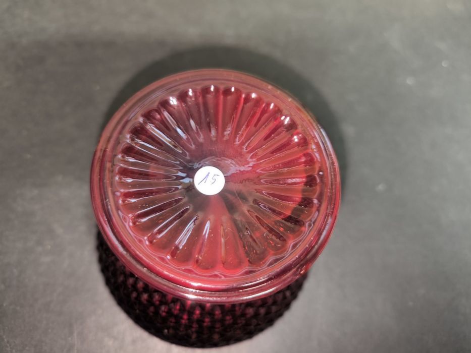 Taça de vidro rubi com relevo. 
Taça de vidro em tom rubi com um desig