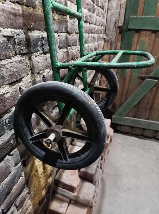 Тачка , візок двохколісний