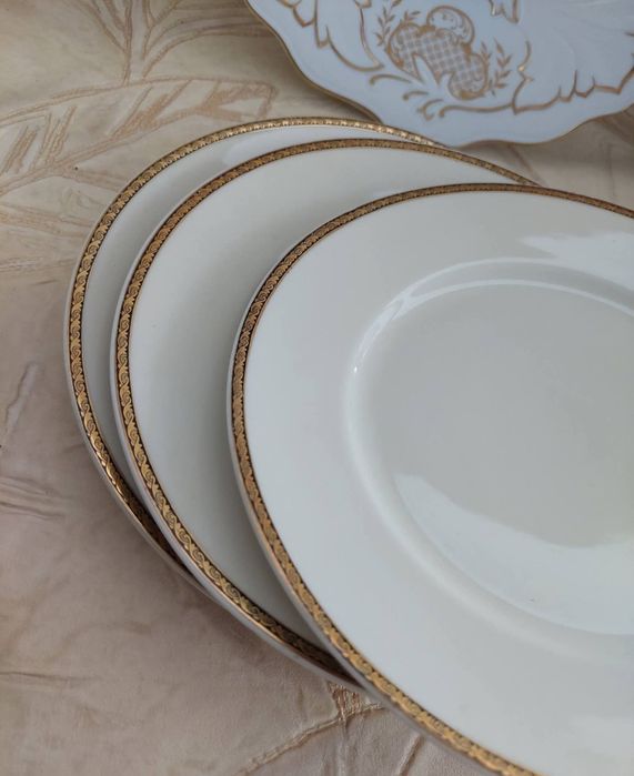Edelstein, trzy talerze śniadaniowe. Porcelana ecru, rancik zdobiony s