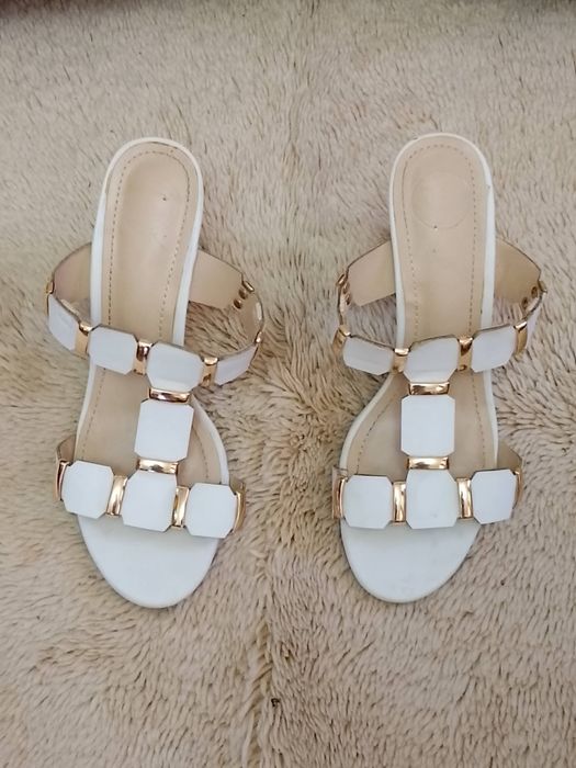 Женские шлепанцы.