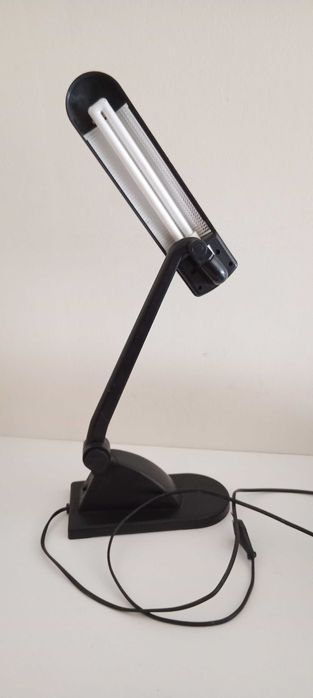 Candeeiro de secretária preto, articulado, com lâmpada.