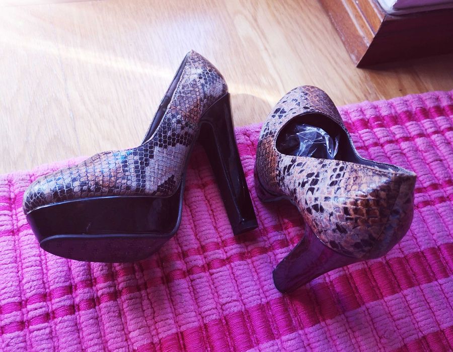 Sapatos de festa novos