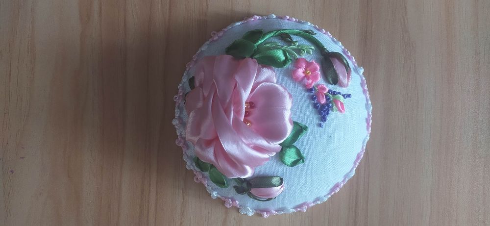 Игольница вышитая  атласным лентами