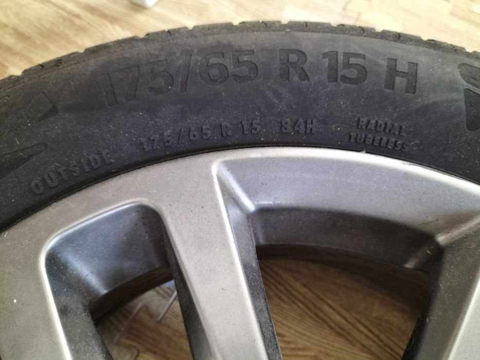 Jante originale Toyota Yaris R15 cu anvelope vară Continental 175/65/15