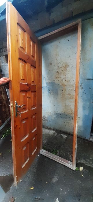 Продам дерев'яні двері.