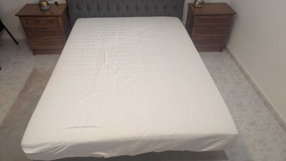 Cama (estrado e colchão) 140x200 em ótimo estado