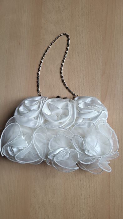 Śliczna biała torebka ślubna