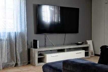 Móvel de TV Moderno – Estilo Industrial (Cinza Cimento e Branco) – Como Novo