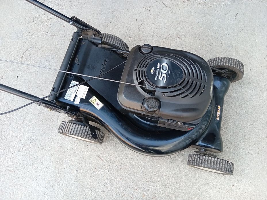 Czarna kosiarka spalinowa Partner z silnikiem Briggs & Stratton