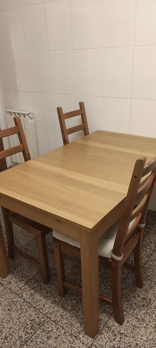 Mesa IKEA extensível com 4 cadeiras, cor madeira