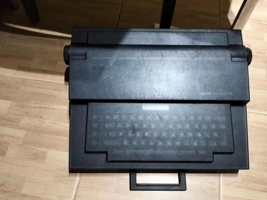 Máquina de escrever antiga Olivetti ET compact 60