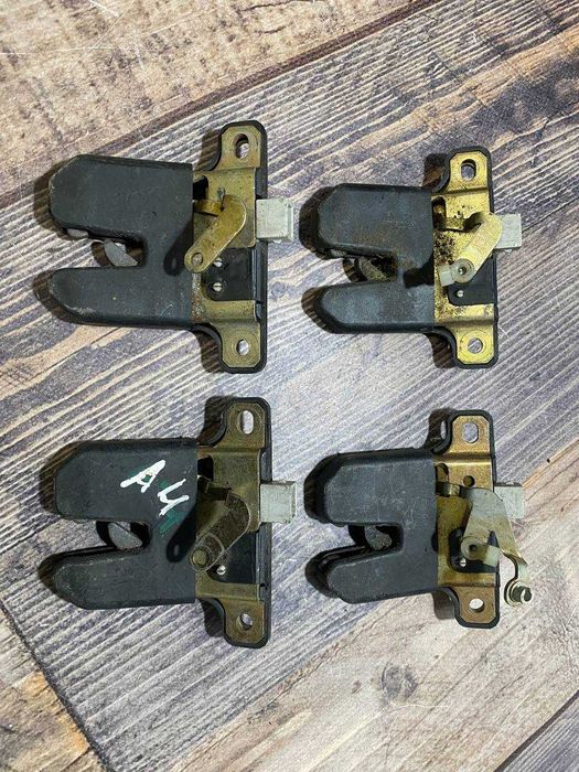 Замок кришки багажника Audi A4 B5 / Seat Toledo II 1995–2004 8D5827505D