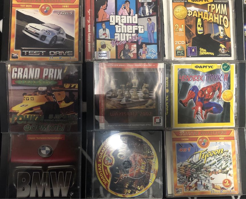 Колекція CD дисків для ПК ігри двохтисячних