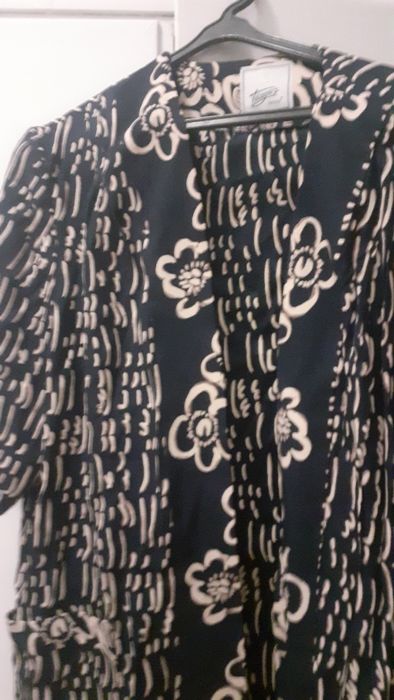 Casaco  preto e creme para por por cima dum vestido  ou blusa  tamanho