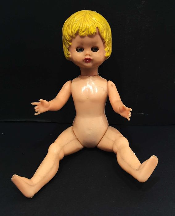 Boneca antiga de plástico - 1446853057086771201