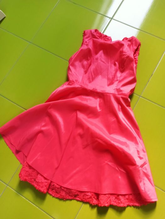 Śliczna malinowa sukienka dla dziewczynki