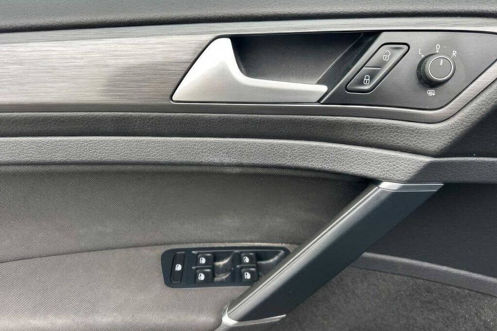 Volkswagen e-Golf      2019