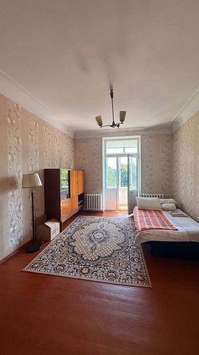 В продажі 2 кімнатна квартира в Центрі,  Сталінка