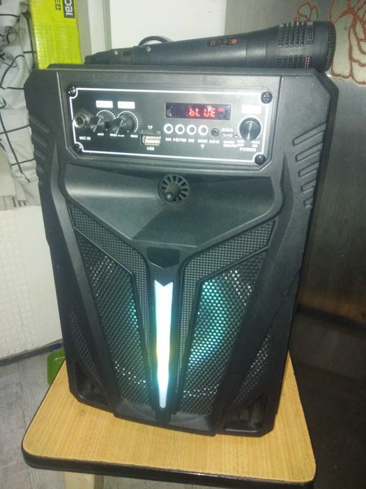 Głośnik bezprzewodowy na Bluetooth do karaoke w bardzo dobrym stanie.