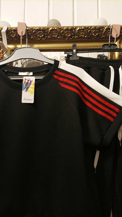 Dres damski czarny z krotkim rekawem.