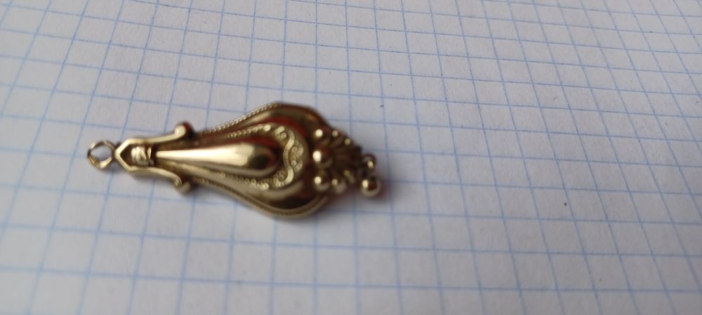 Złoty wisiorek Biedermeier. 19 wiek. 39 mm.