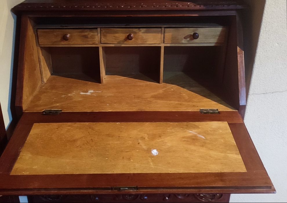 Cómoda com escrivaninha em stado perfeitom imensos anos mas