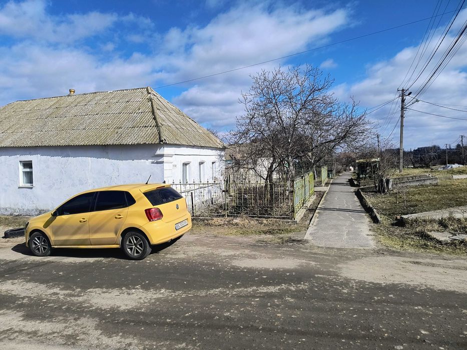 Земельна ділянка з будинком, літня кухня та госпспоруди .