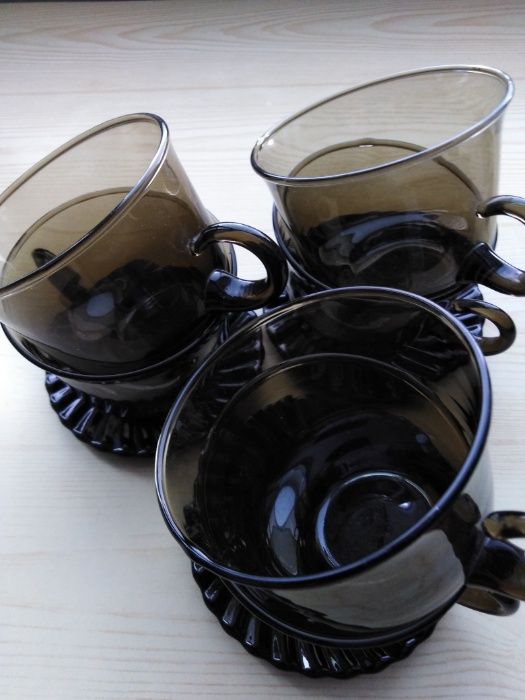 filiżanki z podstawkami z czasów prl ciemne szkło