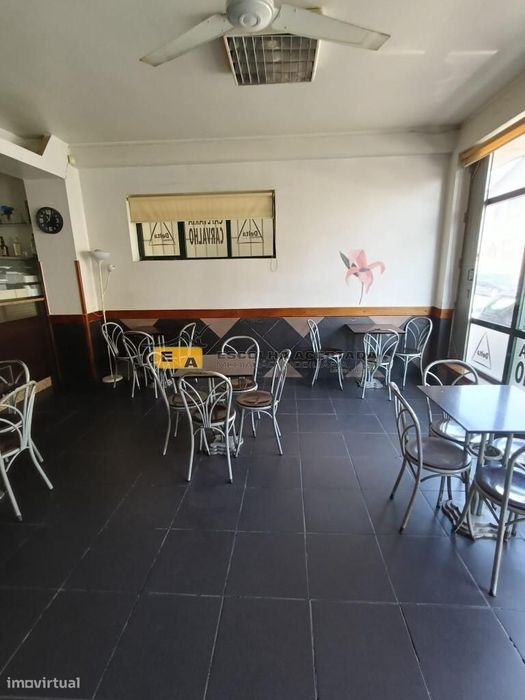 Loja com arrumos em Santa Cruz do Bispo