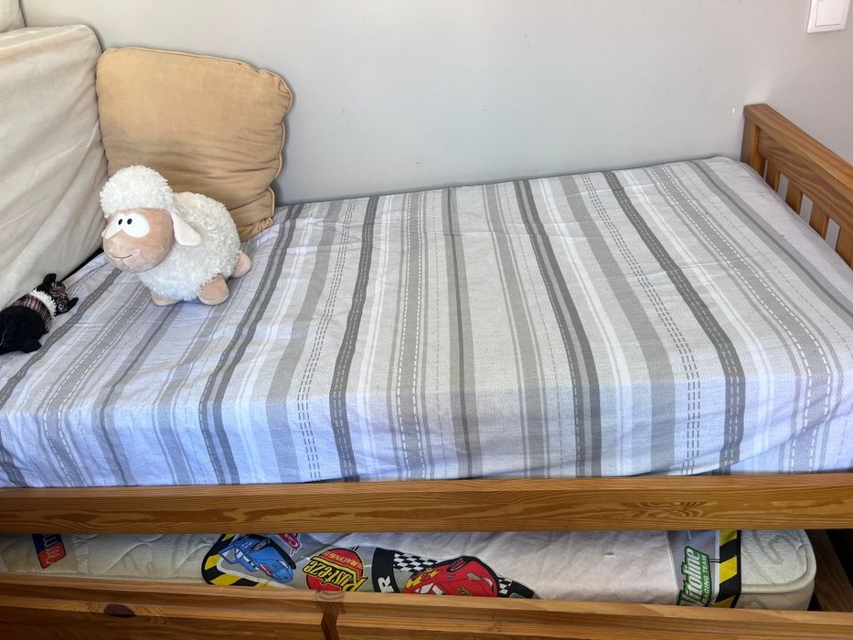 Cama dupla com gavetas de arrumos