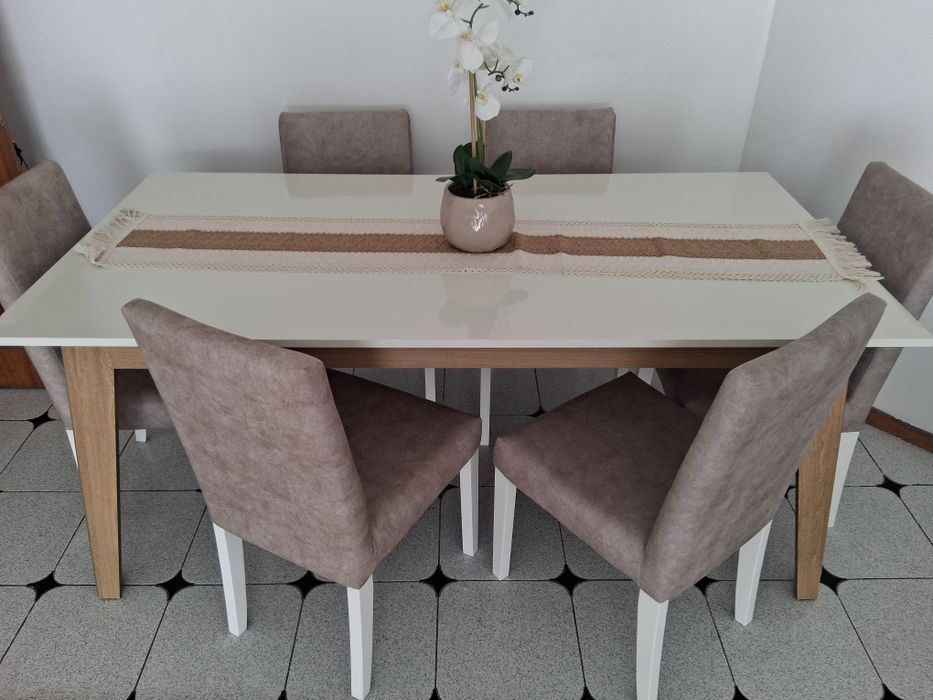 Cadeiras com dois meses de Uso.  Têm factura original da moviflor