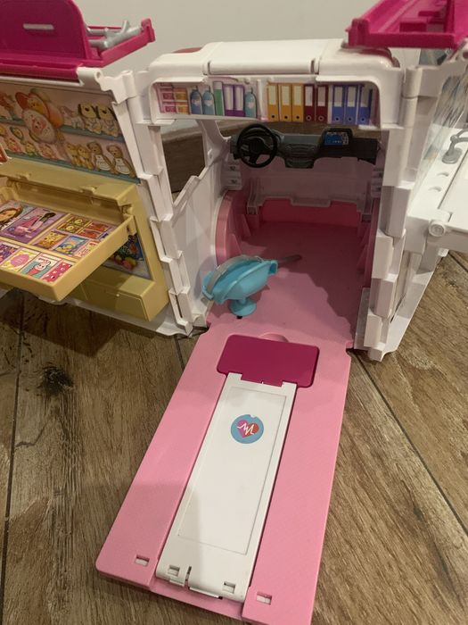 Duża karetka dla Barbie