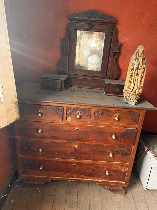 Cómoda antiga com espelho