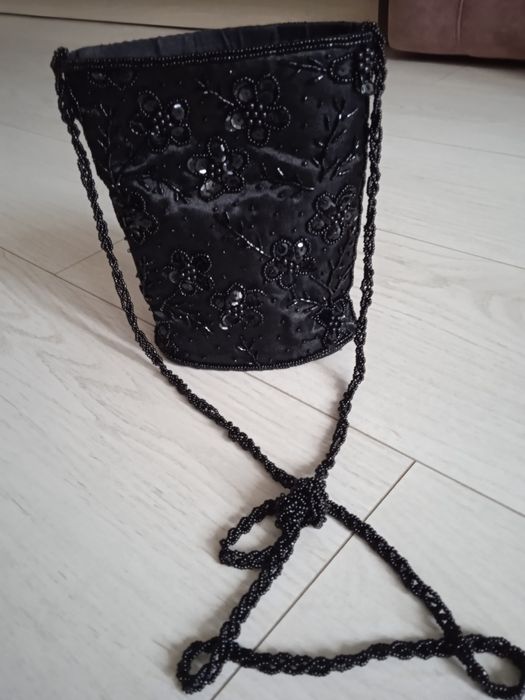 Атласна сумочка прикрашена бісером.