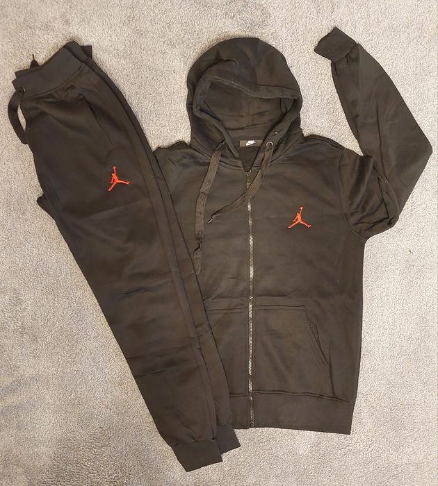 Dresy męskie z czerwonym logo Jordana.