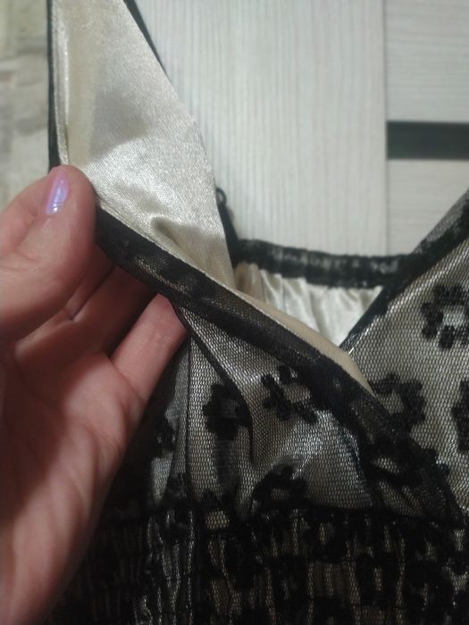 Нарядное платье в бельевом стиле на тонких брительках