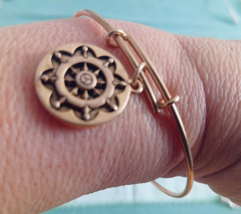 Pulseira dourada, com medalha trabalhada